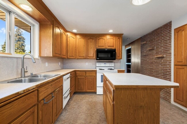 Building Photo - Bright 3-Bedroom Rambler with Hardwood Floors & Garden Space