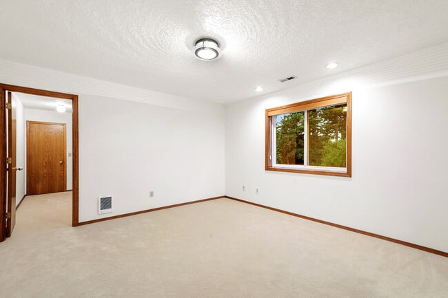 Building Photo - 1324 Stonehaven Dr