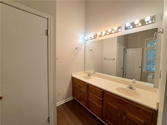 Building Photo - 844 Chandler Dr SW