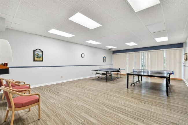 Building Photo - 7400 Sun Island Dr S