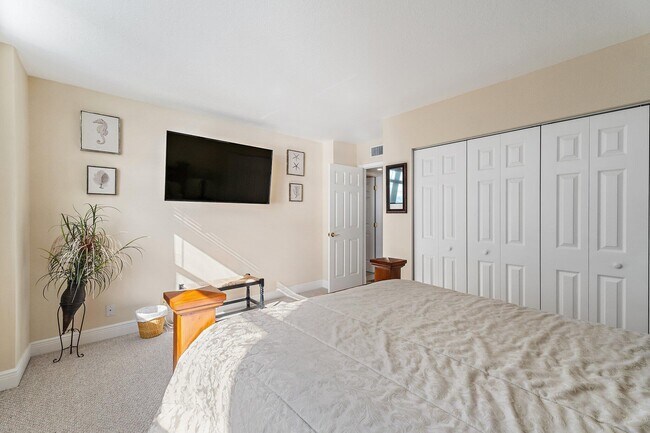 Building Photo - 5440 N Ocean Dr