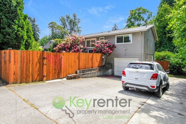 Building Photo - Spacious 4 Bedroom with Open Floor Plan and AC