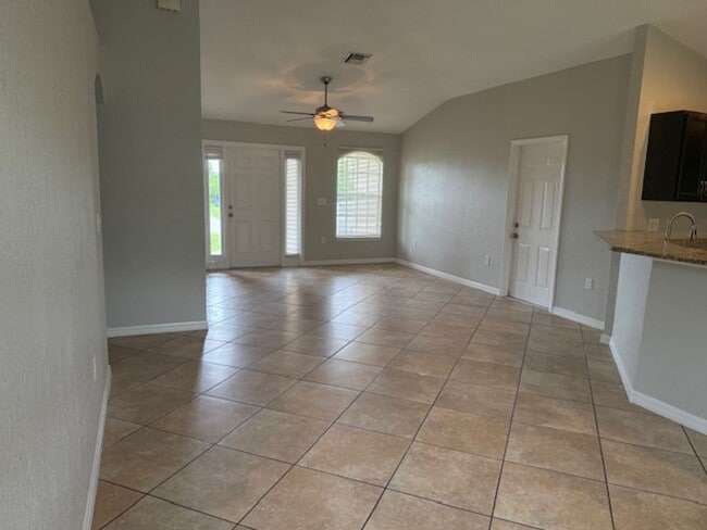 Building Photo - Spacious 3 Bed / 2 Bath Home in the Heart ...