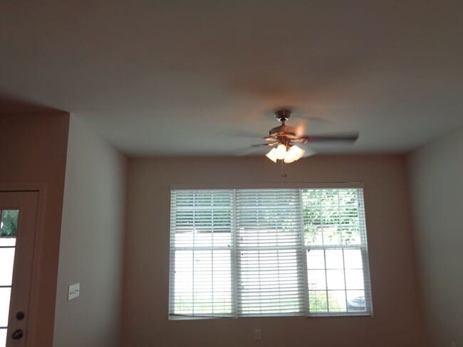 Building Photo - 3 Bedroom Townhouse with 1-Car Garage