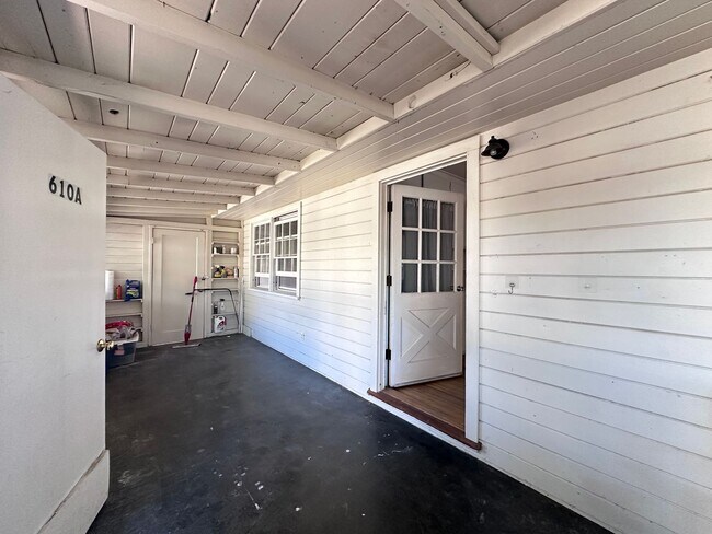 Building Photo - Cozy West Sac Cottage