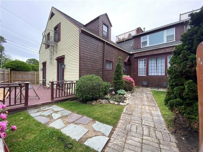 Building Photo - 167 Coggeshall Ave