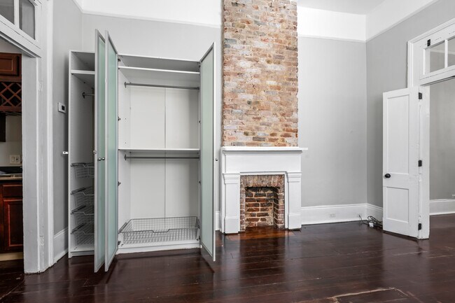 Building Photo - 1413 Burgundy St