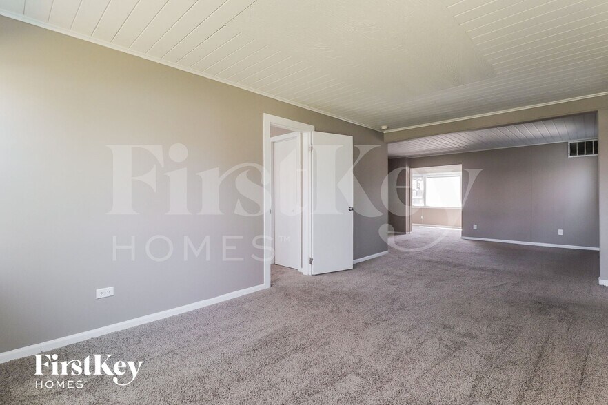 Building Photo - 446 Barron St