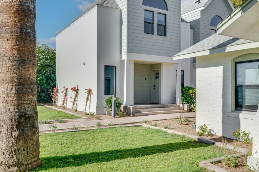 Building Photo - 909 E Camelback Rd