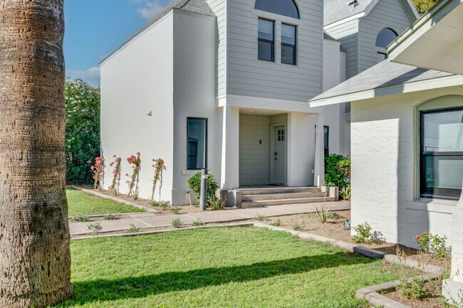 Building Photo - 909 E Camelback Rd