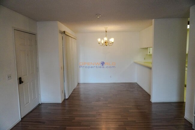 Building Photo - 2 Bed | 2 Bath | Light, Bright & Airy Cond...