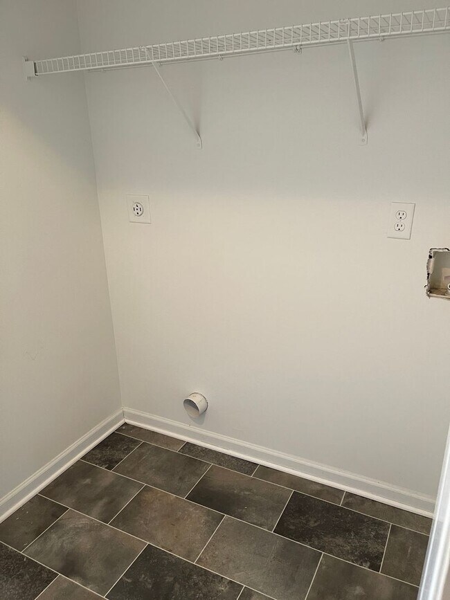 Building Photo - Spacious Townhouse