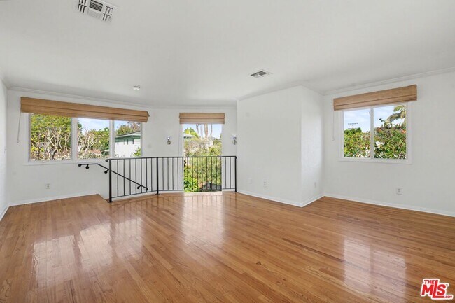 Building Photo - 10543 Almayo Ave