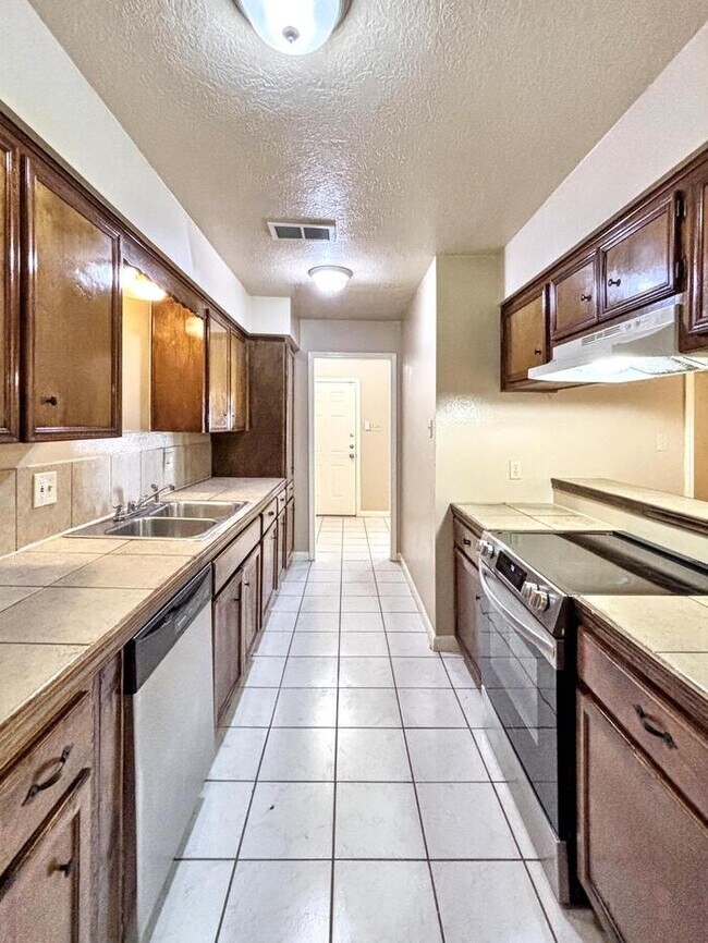 Building Photo - 3-Bedroom, 2-Bathroom Home in Convenient L...