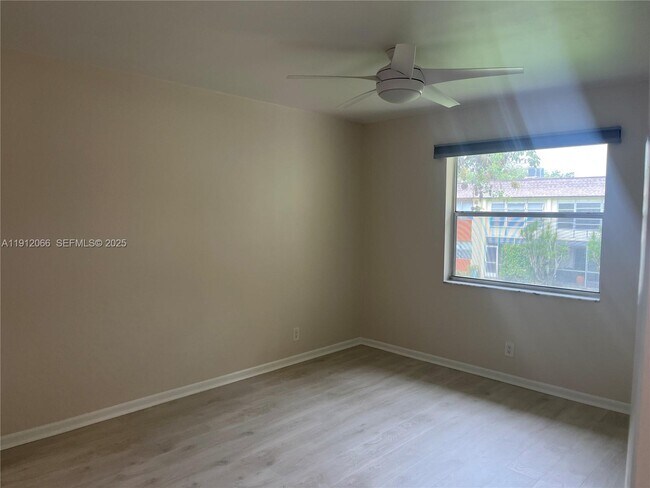 Building Photo - 5525 N Lakewood Cir