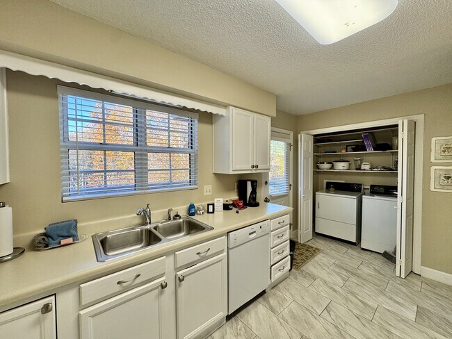 Building Photo - 308 Chota View Pl