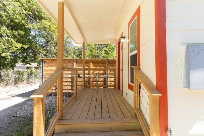 Building Photo - 330 Gem Ln