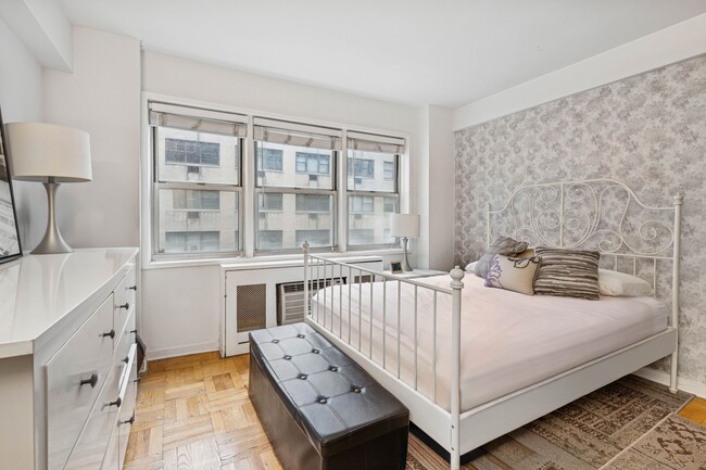 Building Photo - 321 E 45th St