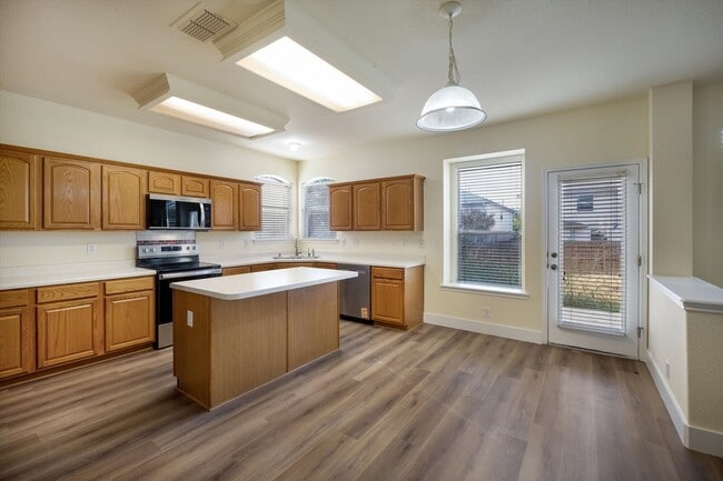 Building Photo - Move-In Ready 5-Bedroom With New Vinyl Floors