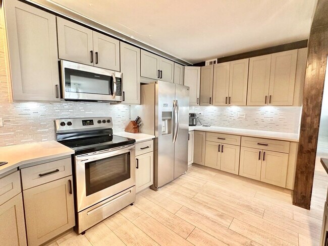 Building Photo - 3111 N Ocean Dr