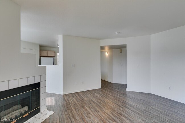 Building Photo - 698 S Racetrack Rd