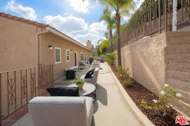 Building Photo - 15330 Del Gado Dr