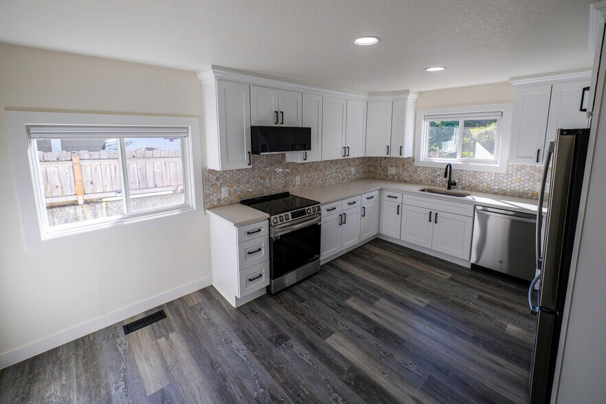 kitchen - 4685 Riverview Ave