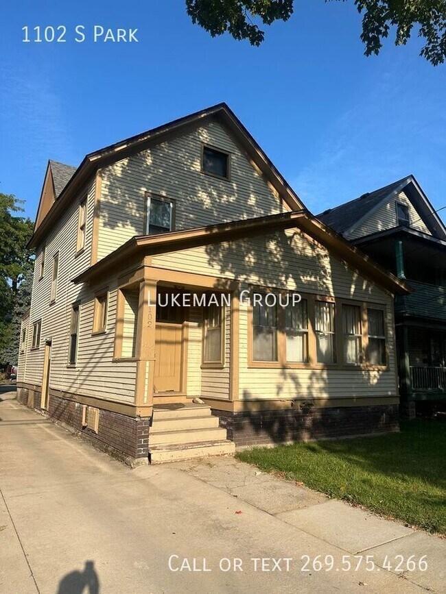 Building Photo - 1102 S Park-