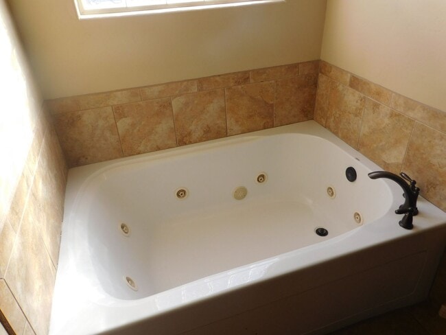 Building Photo - Beautiful 3 bedroom to bath house in the Sonoma Ranch Area.