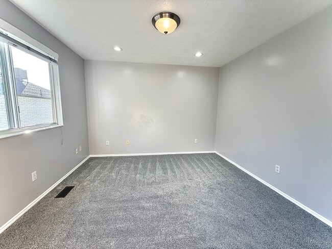 Building Photo - 3 Bedroom Layton Townhome Available Now