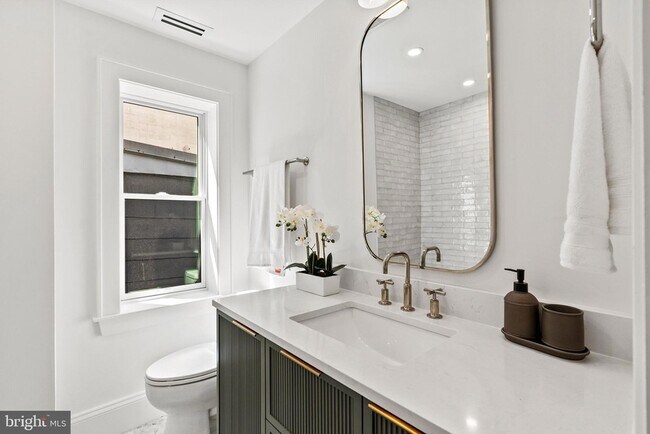 Building Photo - 2460 Ontario Rd NW