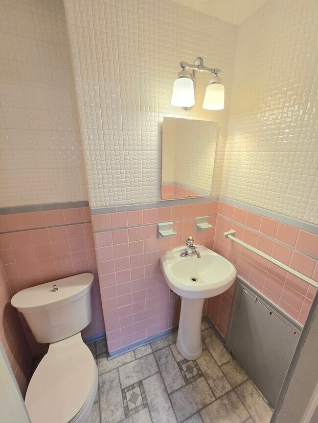 Building Photo - Charming 4-Bedroom Brick Ranch in Virginia Beach!