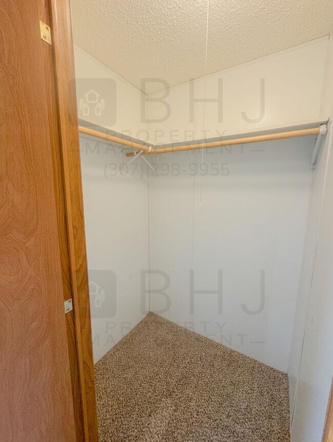 Building Photo - Dog Friendly, 3 Bed/ 2 Bath SFH