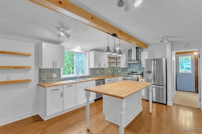 Building Photo - 260 Baynes St