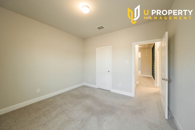 Building Photo - 4 bed and 3.5 bath Townhome in Plano!