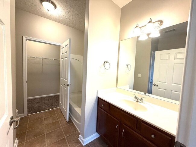 Building Photo - 9400 Clubview Dr