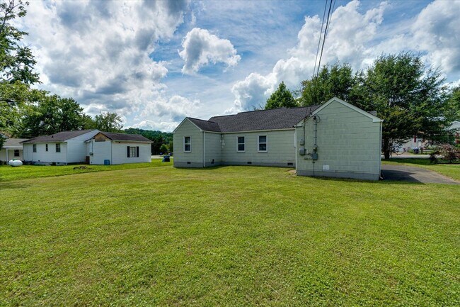 Building Photo - 3 BR 1 BA for Rent - 37415