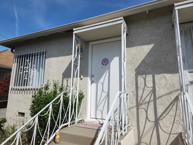 Building Photo - 572 W 1st St