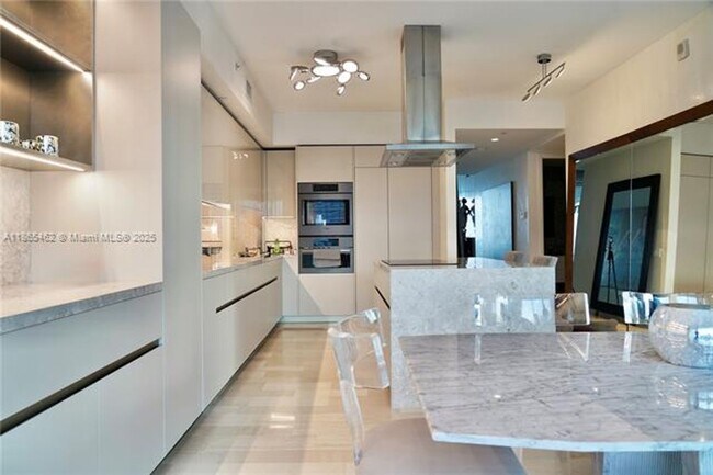 Building Photo - 1300 Brickell Bay Dr