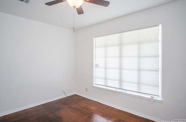 Building Photo - Perfect 3 BD 2 BA home near Alamo Heights ...