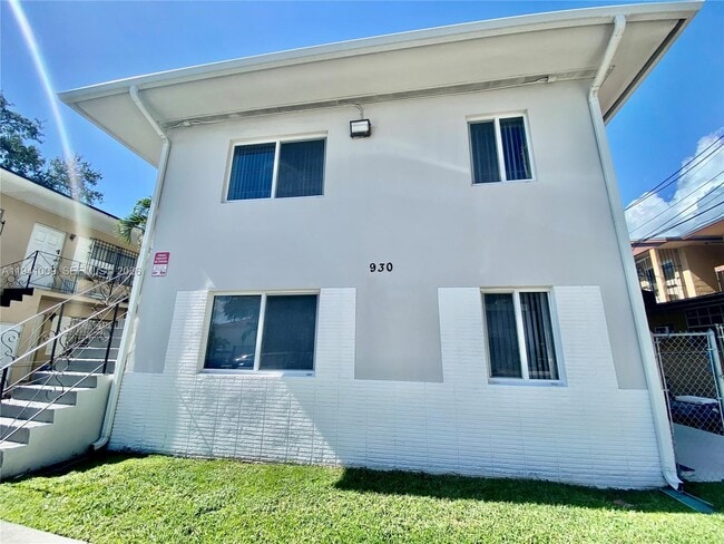 Building Photo - 930 SW 7th Ave