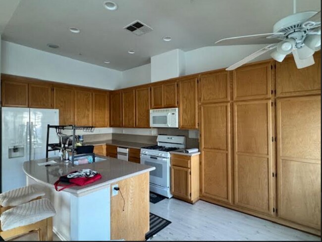Building Photo - Beautiful 2-bedroom plus a loft, 2-bathroom home located in Oxnard, CA.