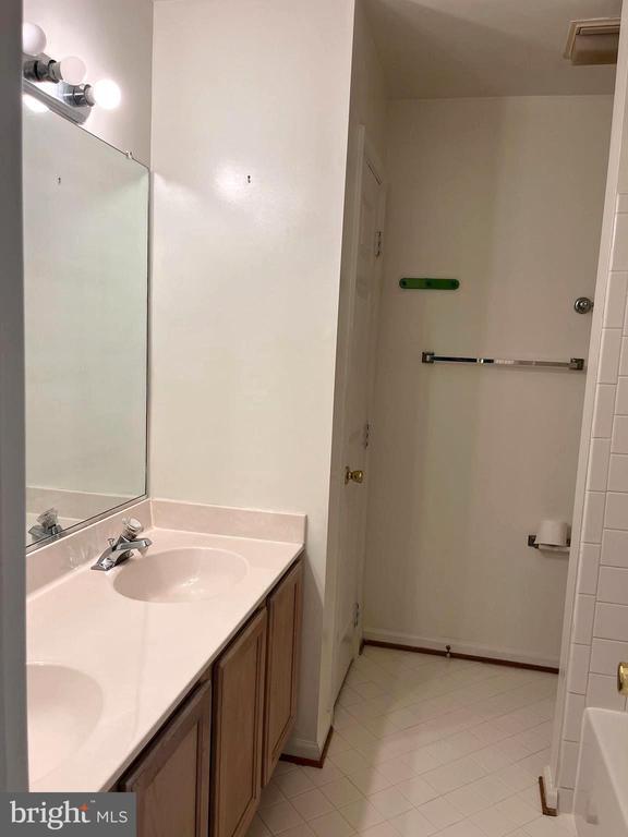 Building Photo - 5144 Woodfield Dr