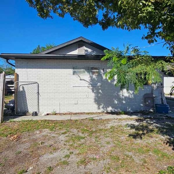 Building Photo - 4 Sandy Ln