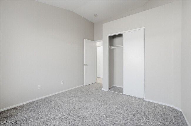 Building Photo - 5555 Airview Ct