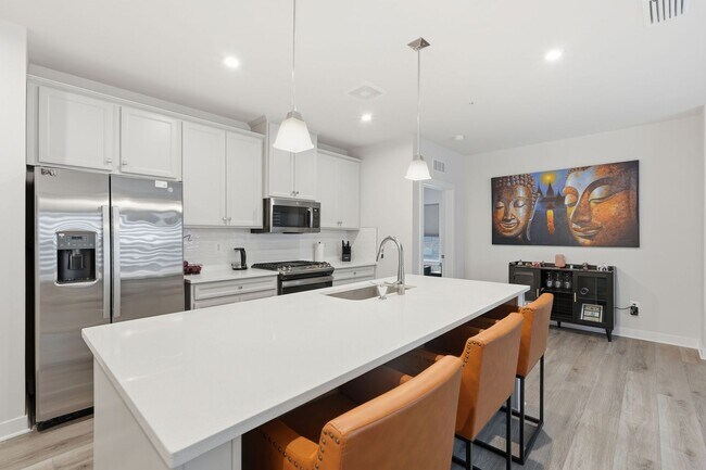 Building Photo - Move right into this immaculate, nearly new 2-bedroom, 2-bath condo offering modern finishes and ...