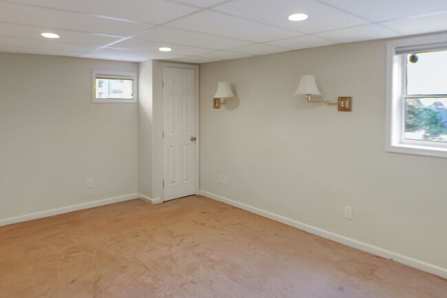 Building Photo - 4 Bedroom on 1 acre