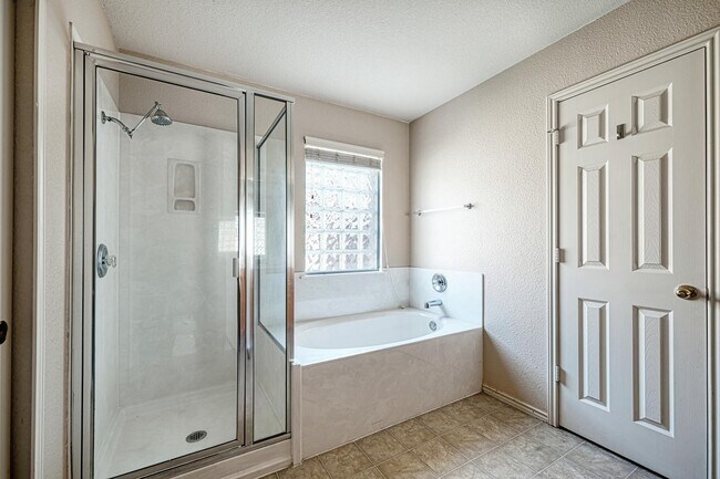 Building Photo - Beautiful 3/2.5/2 two story with two livin...