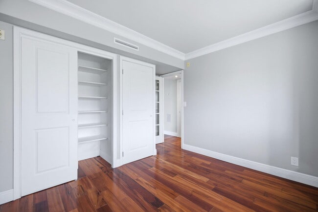 Building Photo - 2901 S Palm Aire Dr