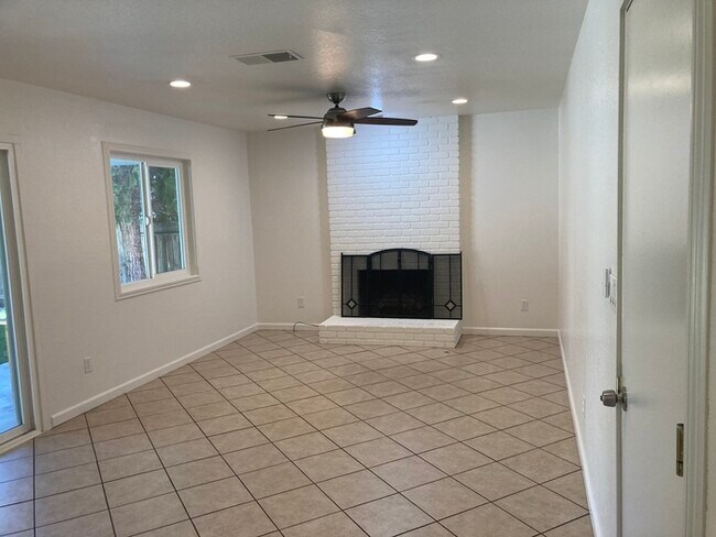 Building Photo - Modesto 3 Bedroom 2 Bath Solar Power Home ...